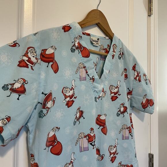 Peppermint Santa Print Scrub Top Blue Red White Holiday Christmas 100% Cotton - Picture 8 of 8
